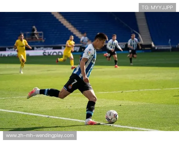 足球比赛中的短传与快速反击战术